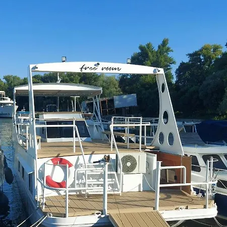 Botel Free Boat *