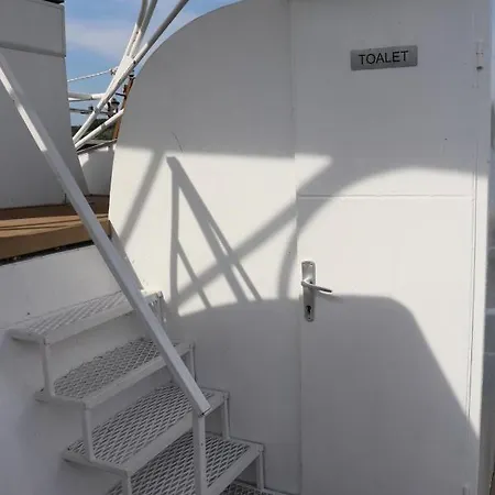 Free Boat Botel *