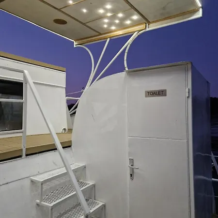 Free Boat Botel *